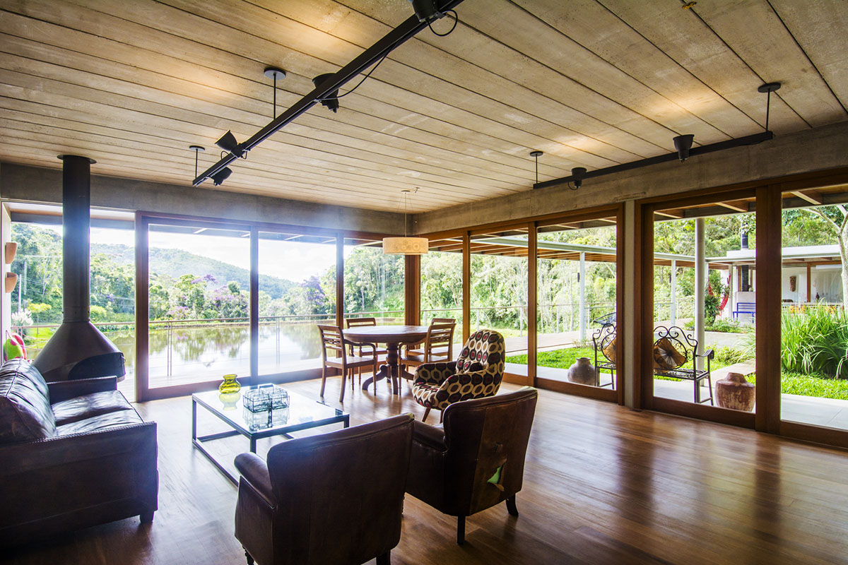 Only eight points support this linear spaceship-looking volume in the hills of Rio de Janeiro