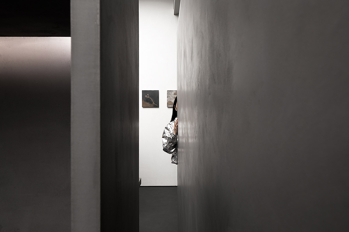 AD ARCHITECTURE creates artistic paint showroom with with irregular geometric lines in China