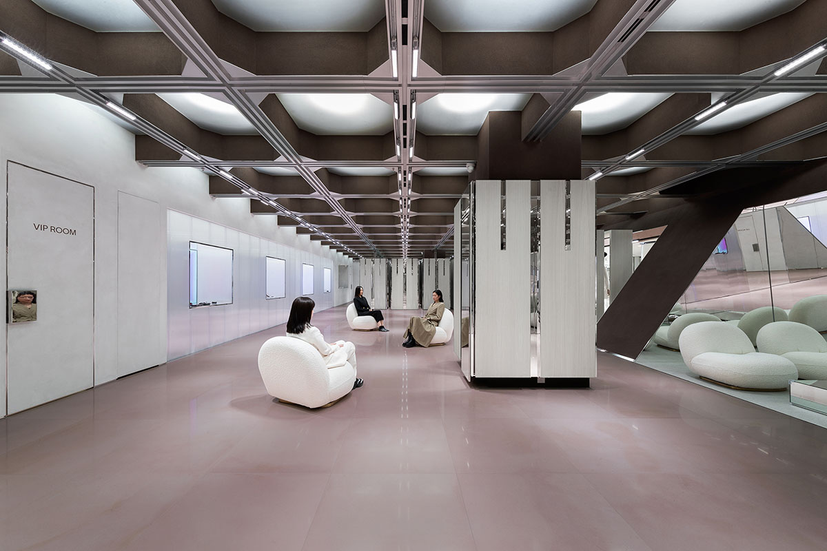 Interiors of boutique feature changeable structural systems generating different catwalk routes