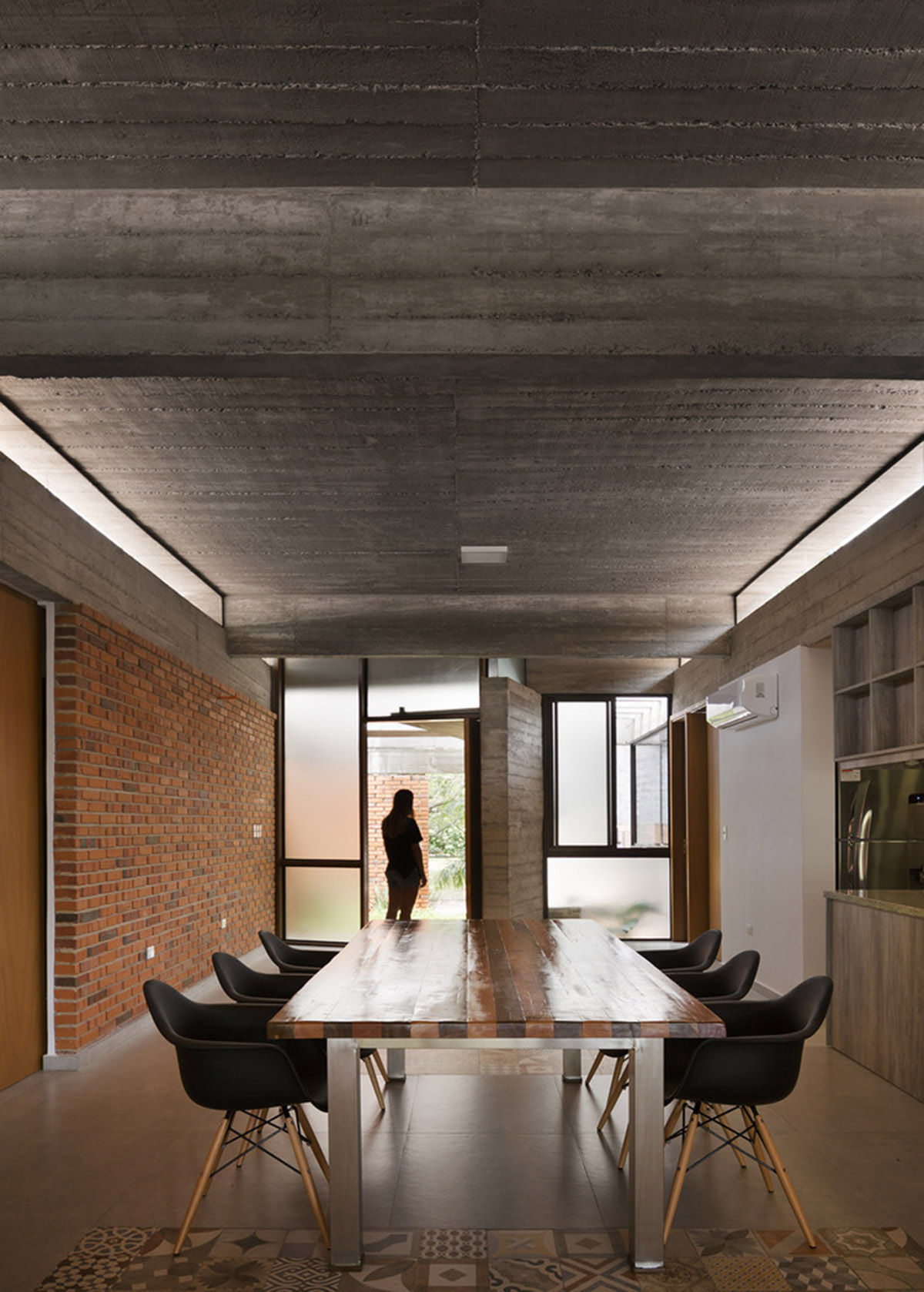 Concrete roof slabs and surfaces freely fly over this brick house in Paraguay by Culata Jovái Group