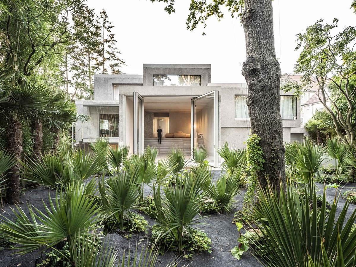 J. Mayer H completes 