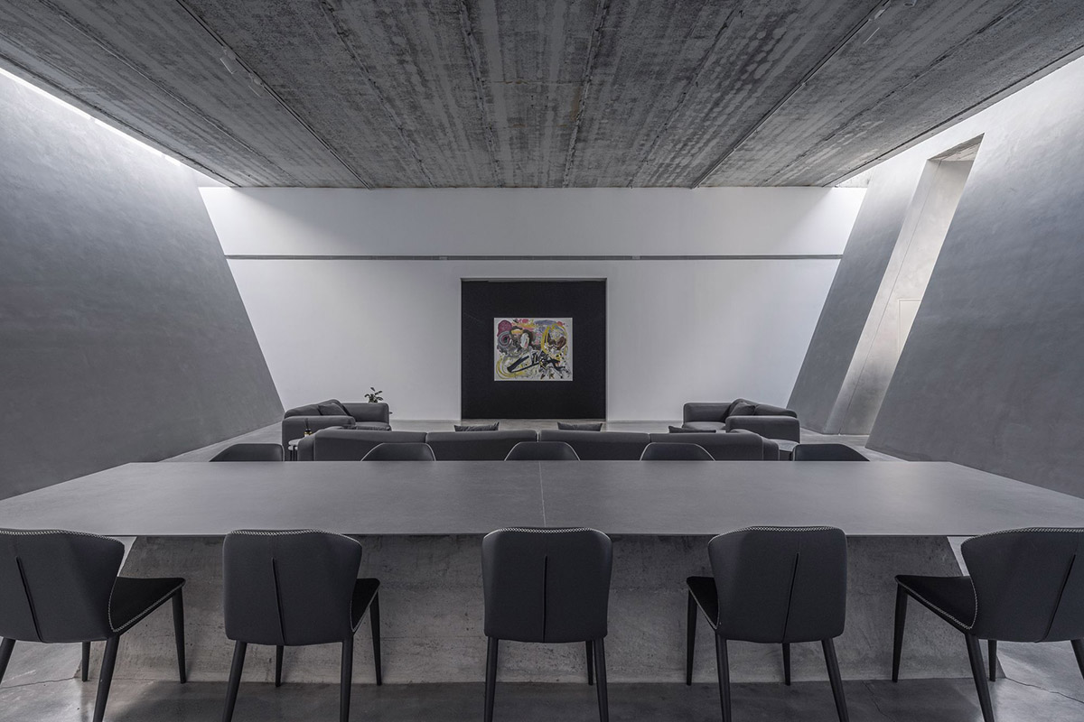 Archstudio обновляет художественную галерею в Пекине с двумя трапециевидными объемами для создания мансардных окон