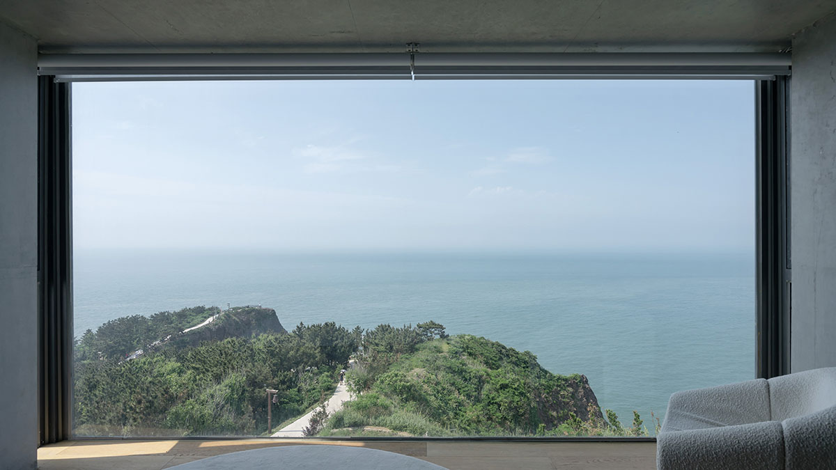 TAO built concrete cafe on a cliff as an extension of the land in China