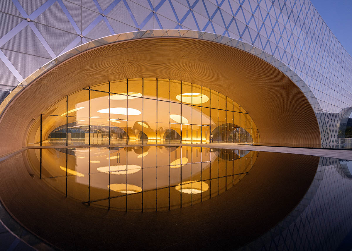 Culture and art complex features three mega arches that serve as a gateway to the city in Zhuhai