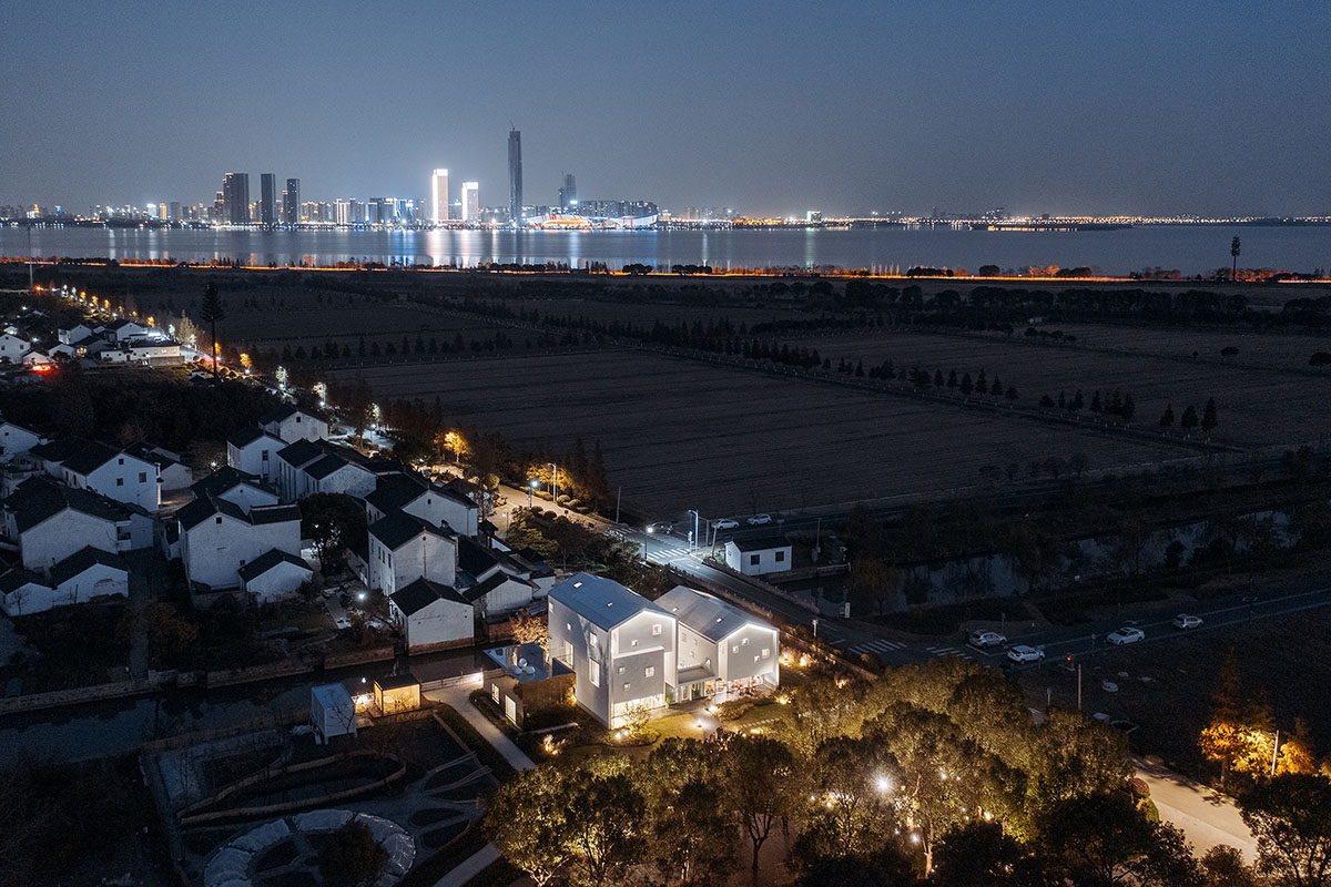Wutopia Lab creates continuous shell for White Suzhou Section Homestay in China 