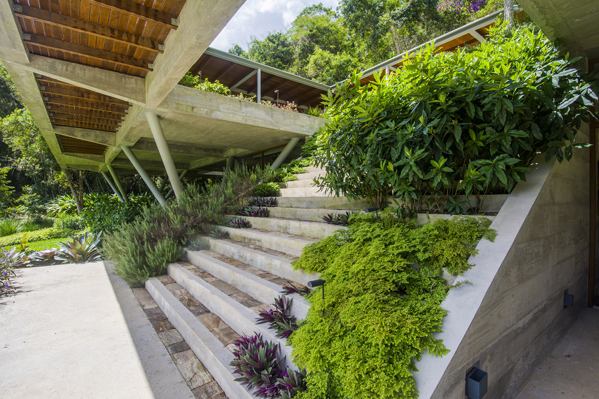 Only eight points support this linear spaceship-looking volume in the hills of Rio de Janeiro