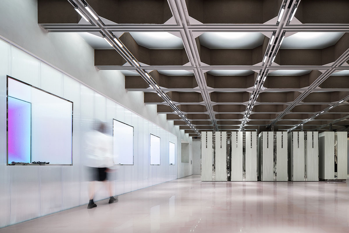 Interiors of boutique feature changeable structural systems generating different catwalk routes