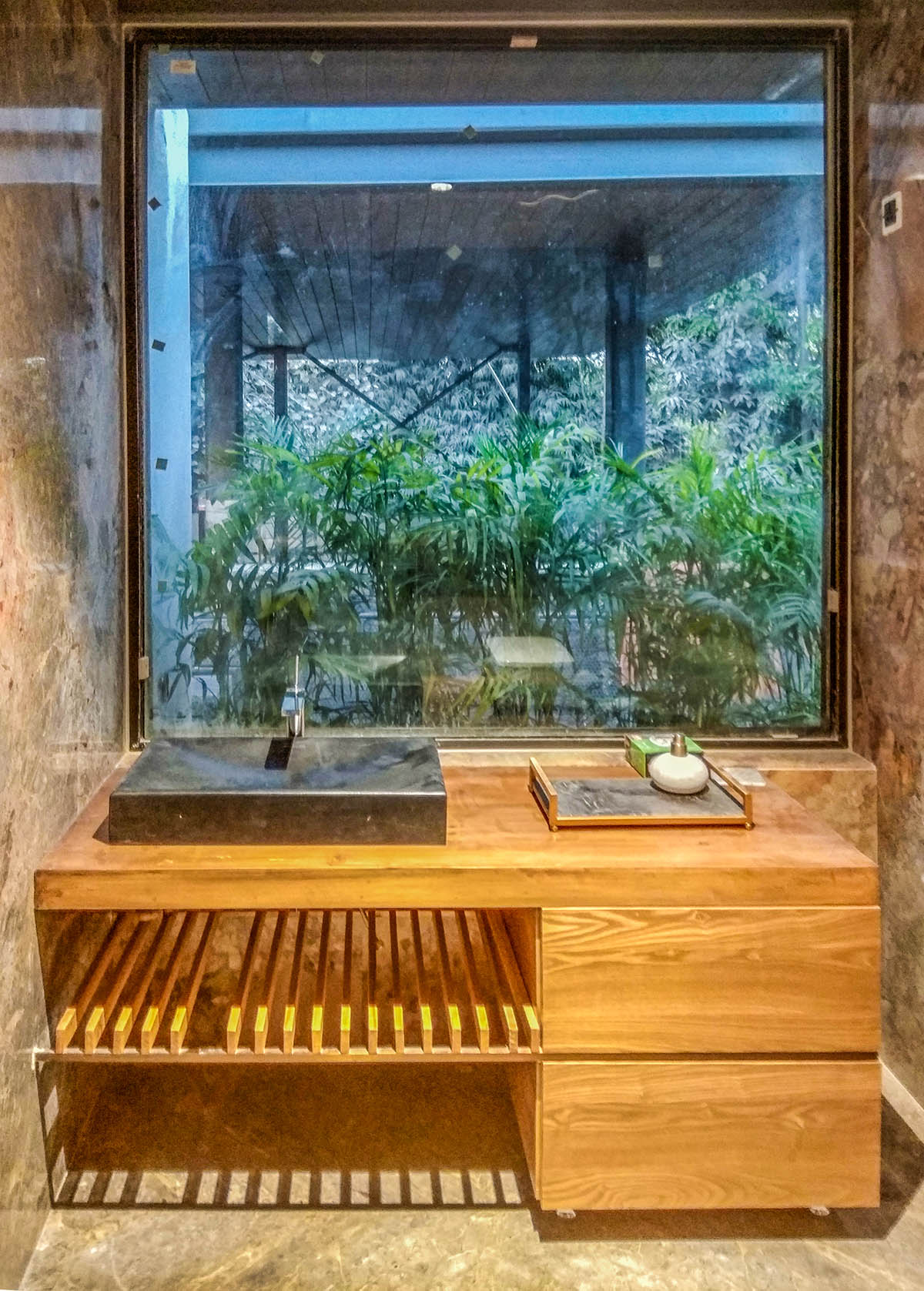 Flyyingseeds studio completes Treehouse Office in New Delhi