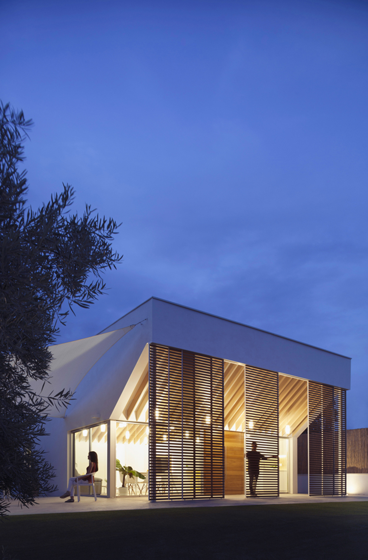 Pablo Muñoz Payá Arquitectos renovates former house with wooden shutters in Spain