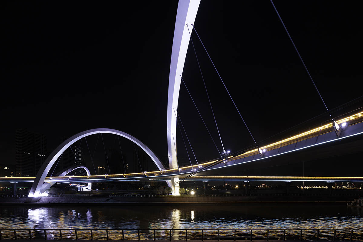 Zaha Hadid Architects reveals the silk-inspired bridge of Hangzhou with a sinuous form