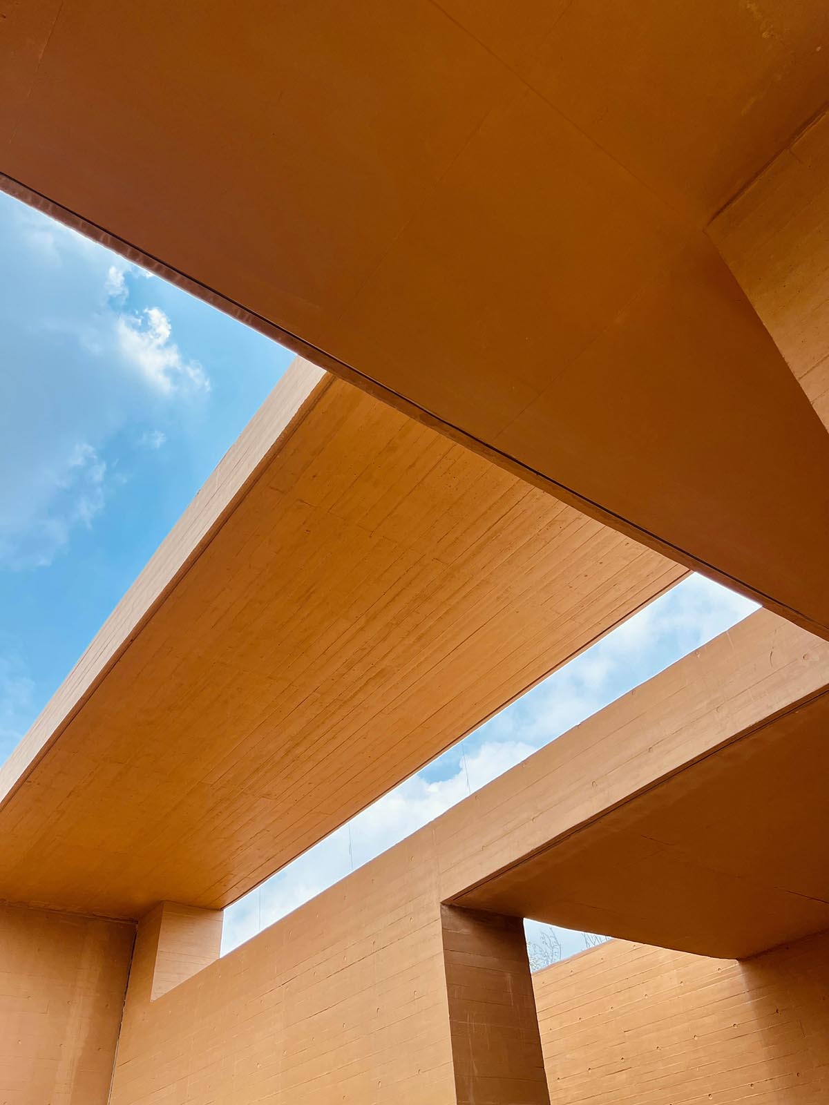 Linear placement of earth-toned walls choreographs a serene hotel by Studio A+ in China 