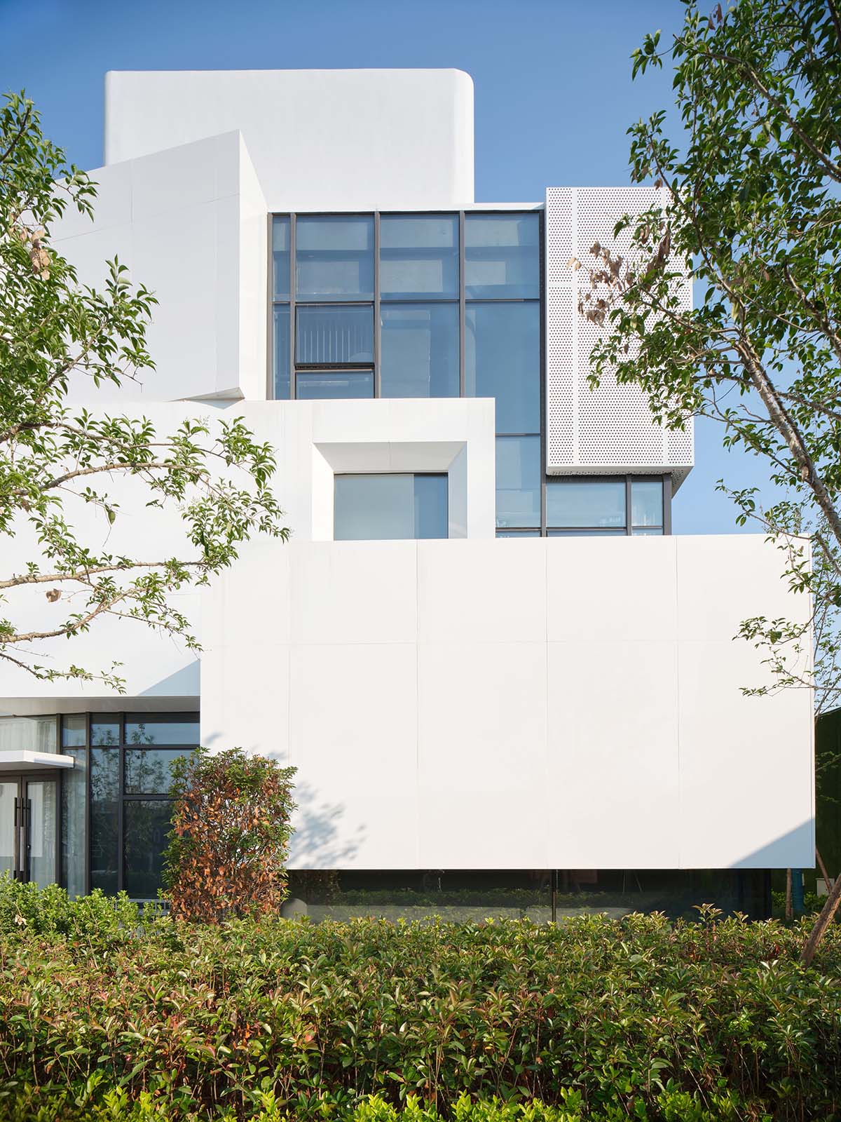 Wutopia Lab completes a Living Theatre Mount with white stacked volumes in China