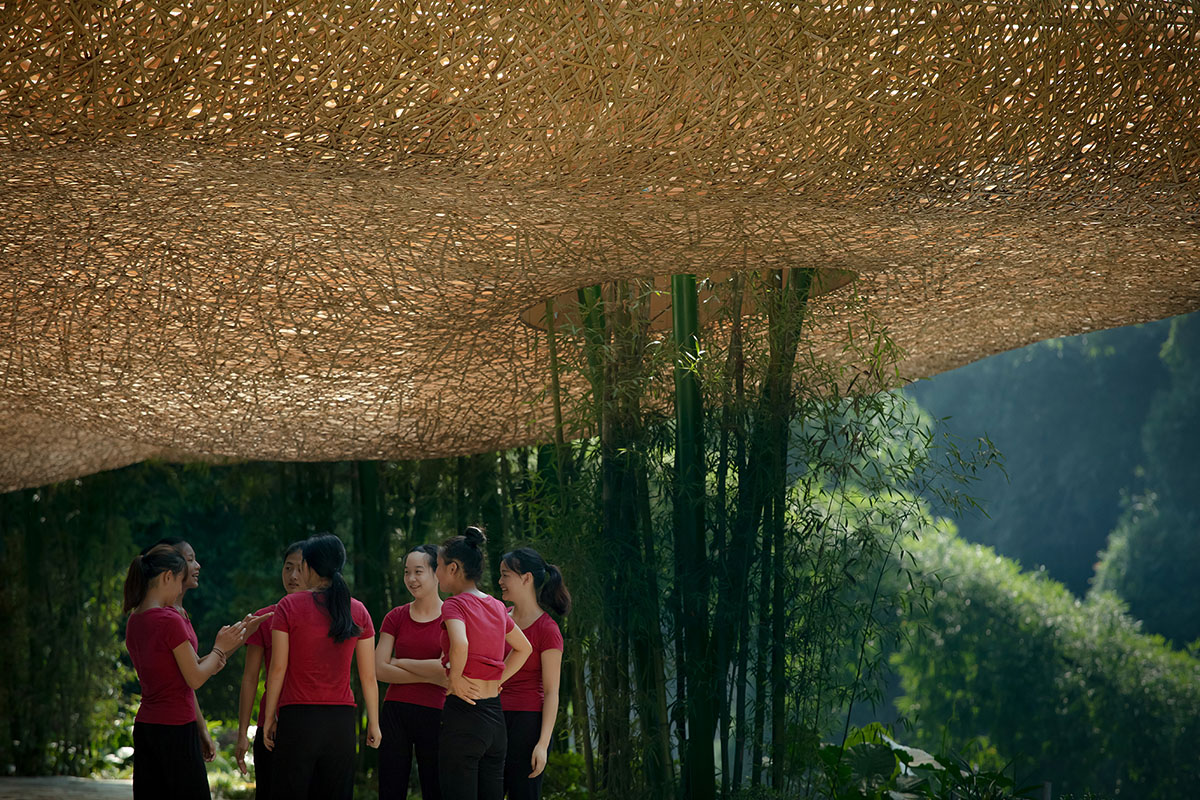 Undulating pavilion by IILab. mimics its surrounding with hand-woven bamboo canopies in Guilin, China