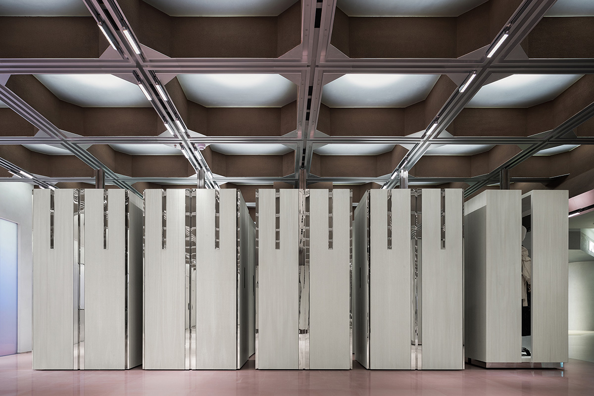 Interiors of boutique feature changeable structural systems generating different catwalk routes