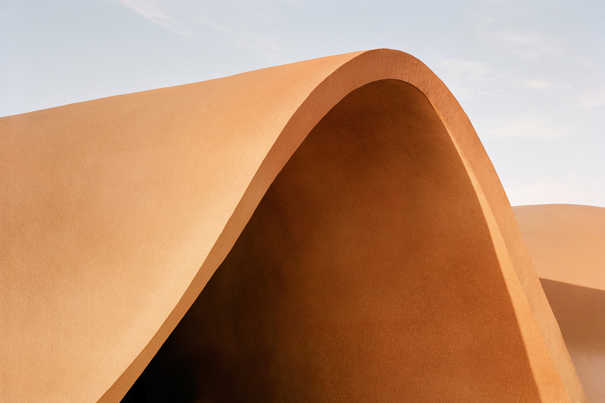 Smooth curves of a golf clubhouse by Oppenheim Architecture are derived from the natural desertscape