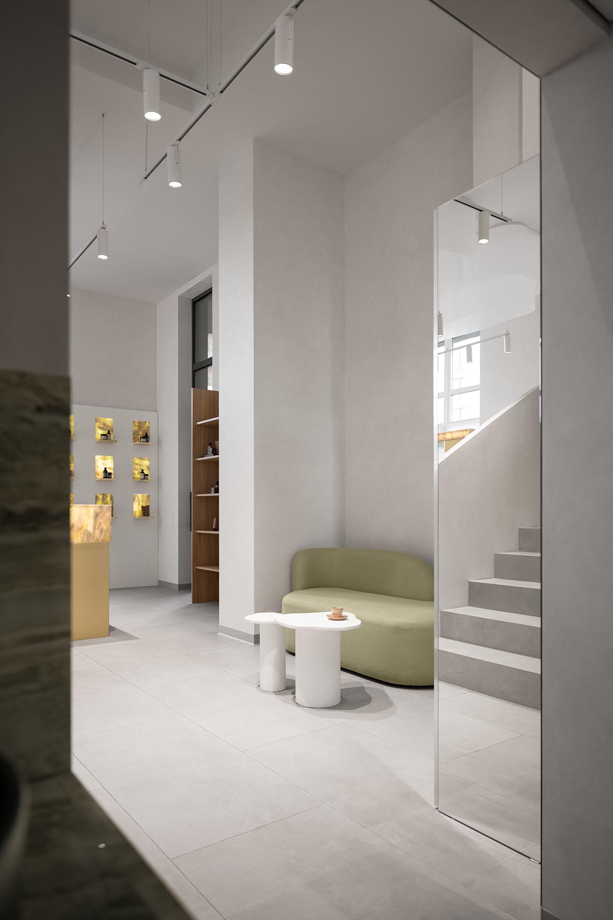Mirrors and golden frames create a sense of care and deep comfort for beauty salon in Ukraine