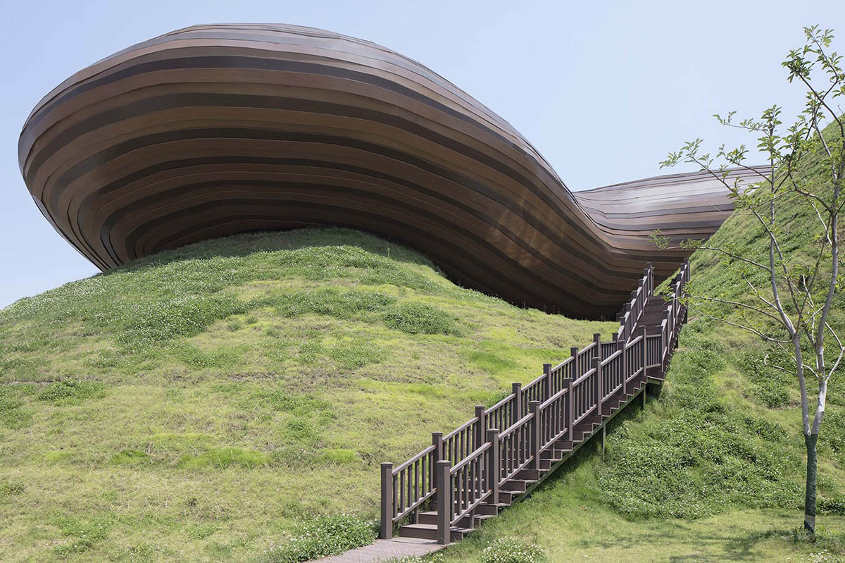 CROX's super smooth Liyang Museum sits on undulating hills as part of the nature in Changzhou