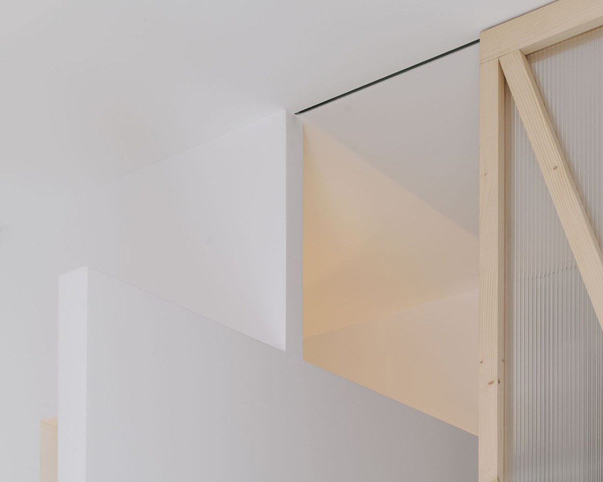 P+S Estudio de Arquitectura renovates Madrid's old apartment with moveable polycarbonate walls 