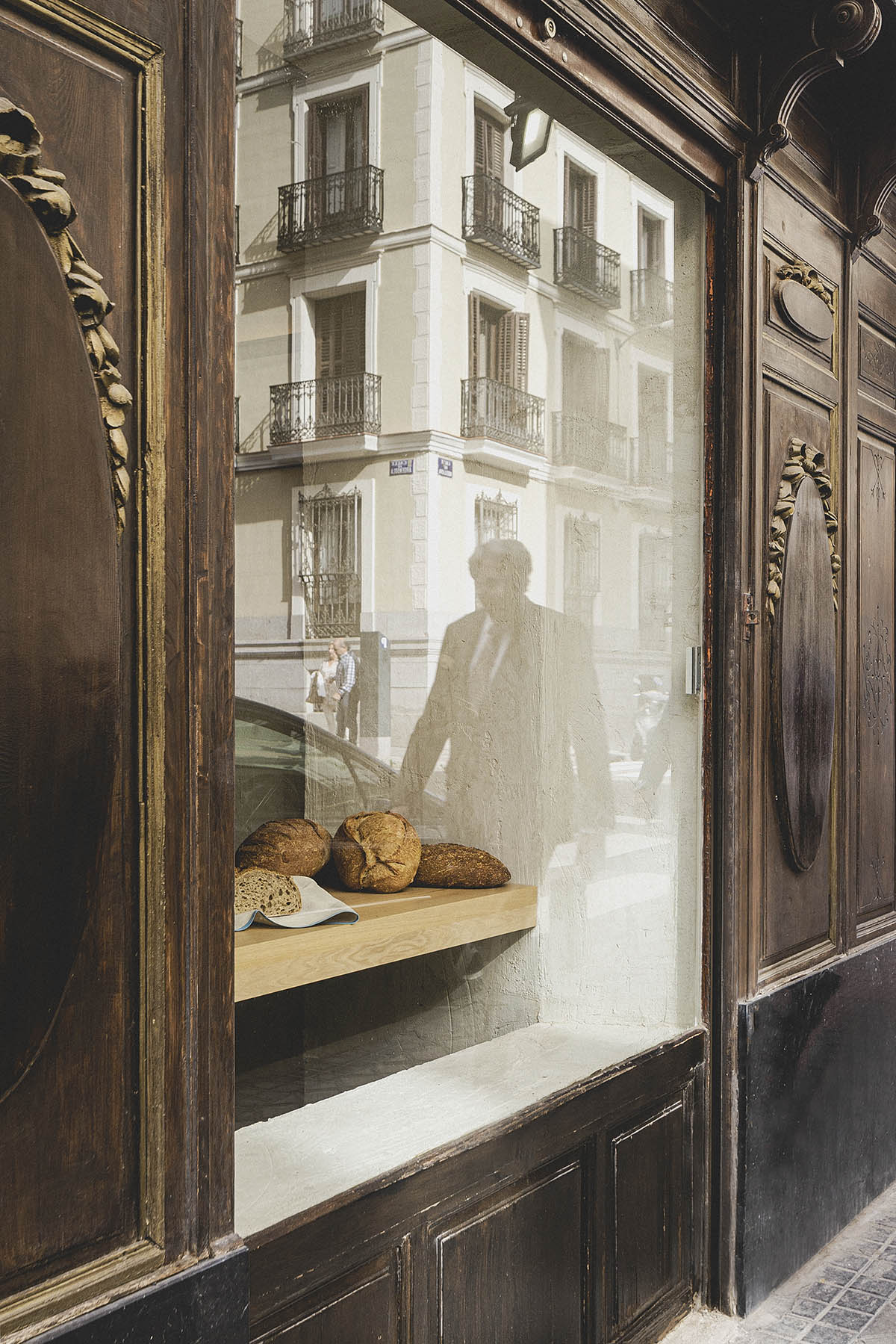 Bakery features central oak tables that revive the traditional dining room experience 