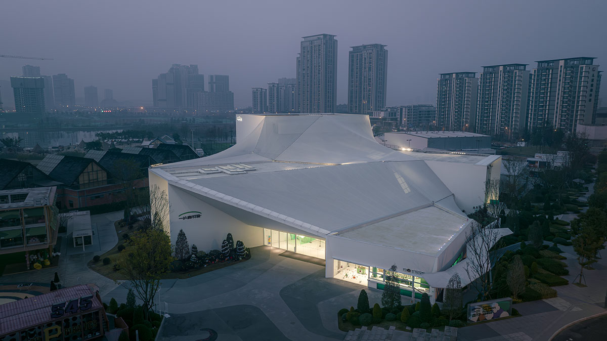 DL atelier designs an iceberg-like children's museum in China 