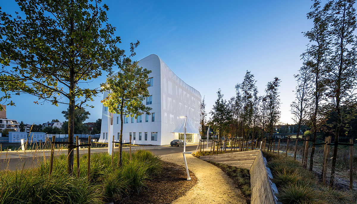 FAAB покрывает исследовательский центр белым перфорированным фасадом, напоминающим морские волны в Польше 