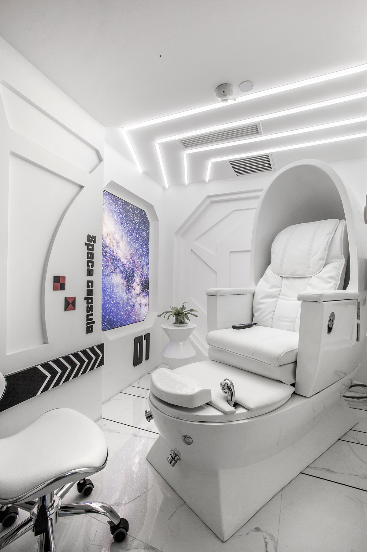 Towodesign uses metallic colors and golden pieces to create a retro atmosphere for this health store