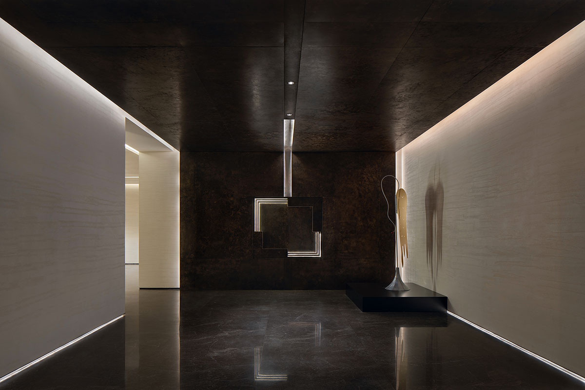 Experience center by HLD Art & Design infuses art and technology with rigid and soft curved lines 