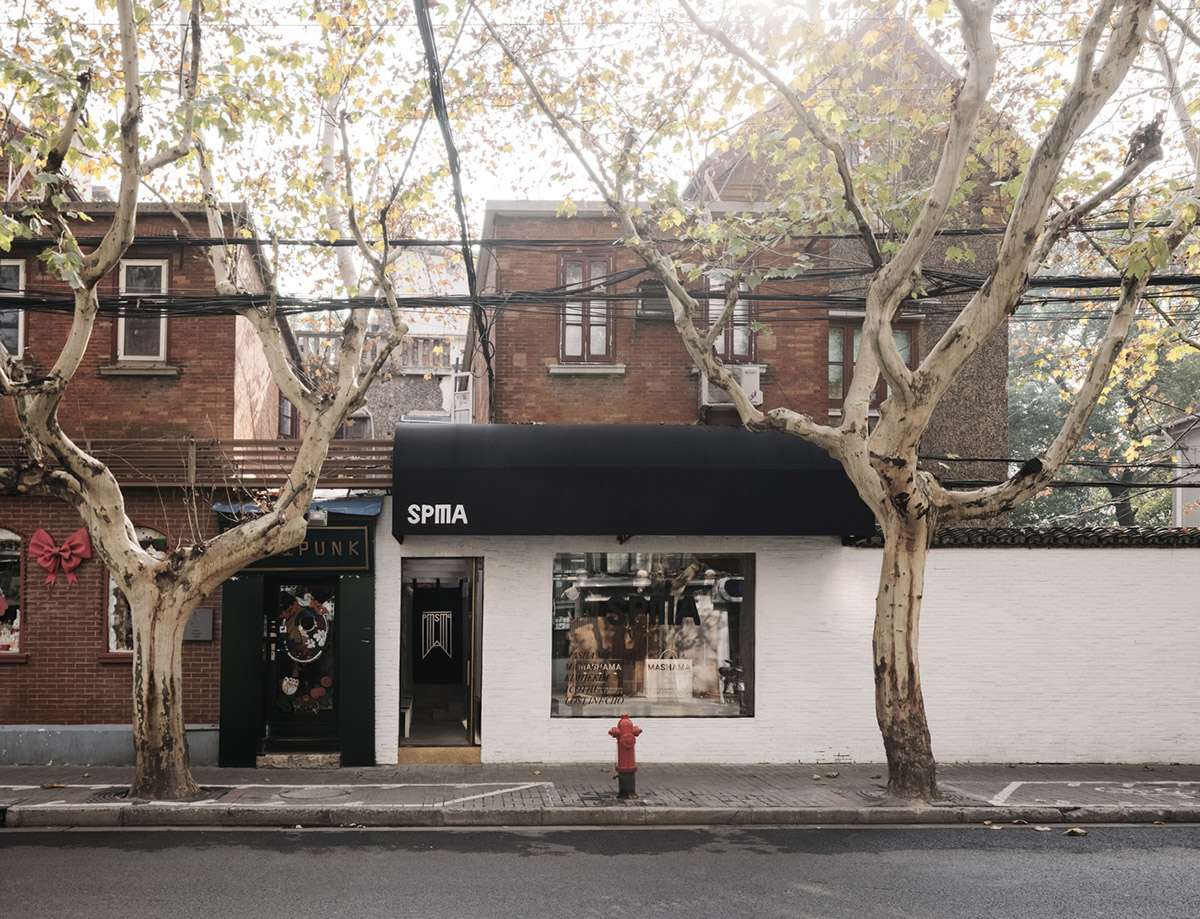 Atelier tao+c converts old residence into a store with free standing elements in Shanghai 