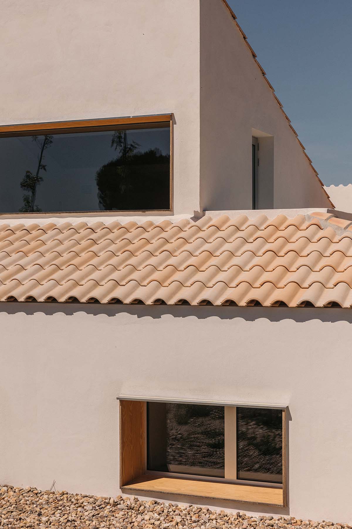 This house interacts with light and space, dimming to create a harmonious architectural experience