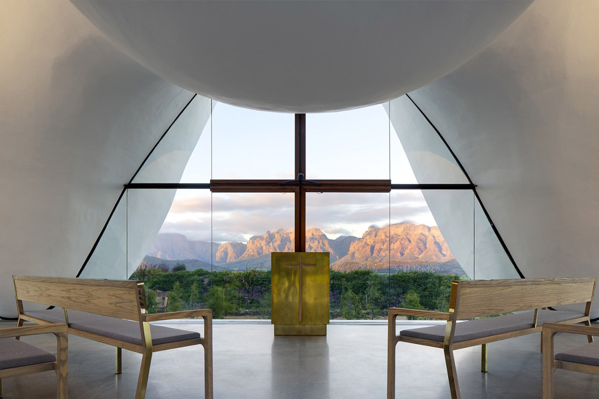 Steyn Studio’s Bosjes Chapel glides on Cape Town valley with its smooth undulating canopy