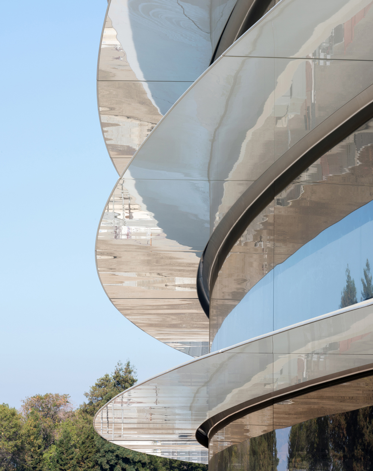 Foster+Partners&rsquo; giant Apple Park opens to employees in April