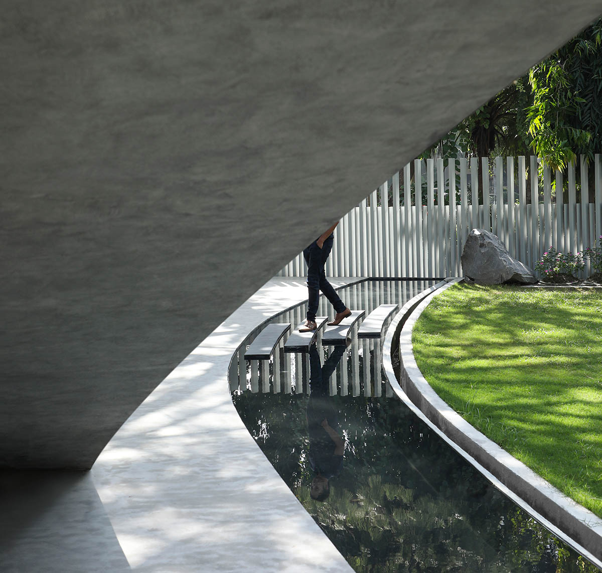 Sweeping concrete roof terrace forms private villa by Studio Symbiosis in India