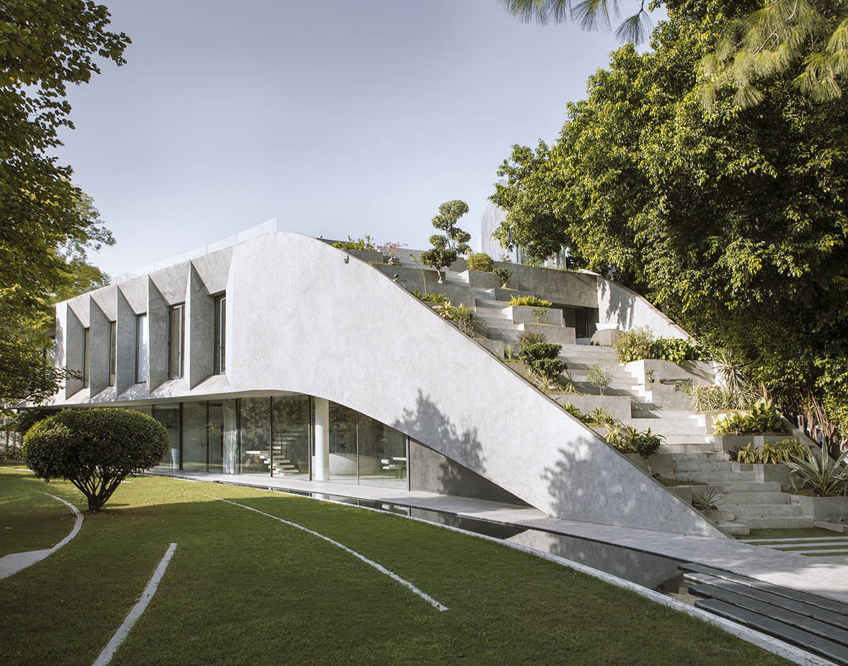 Sweeping concrete roof terrace forms private villa by Studio Symbiosis in India