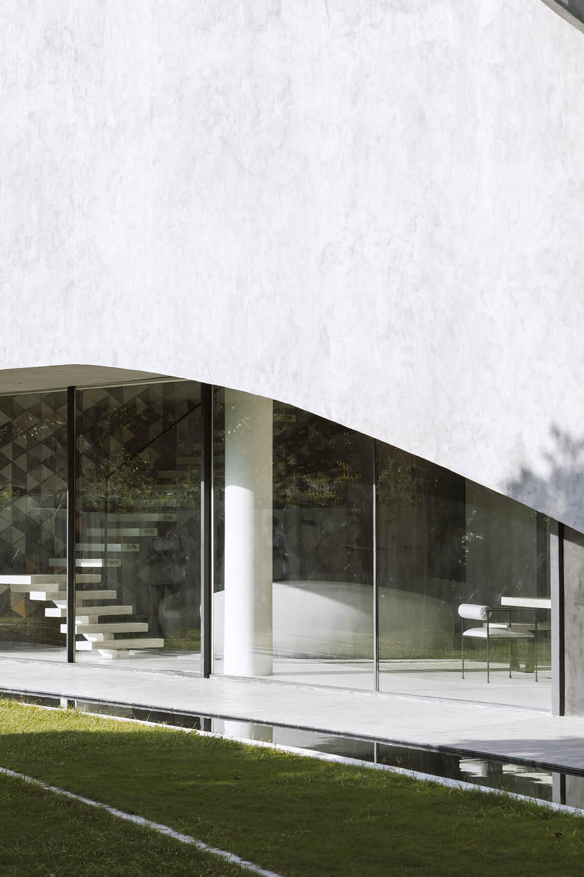 Sweeping concrete roof terrace forms private villa by Studio Symbiosis in India