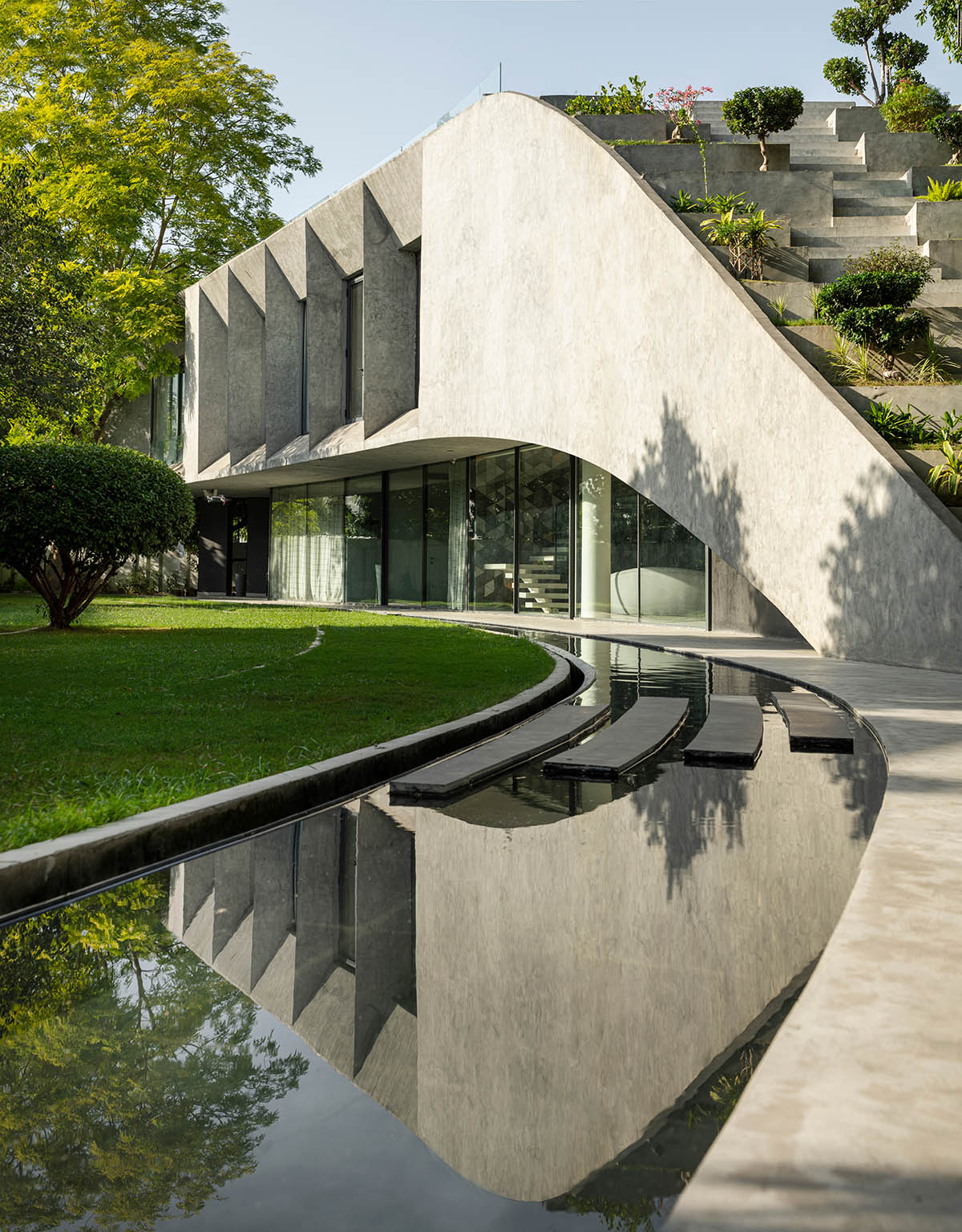 Sweeping concrete roof terrace forms private villa by Studio Symbiosis in India