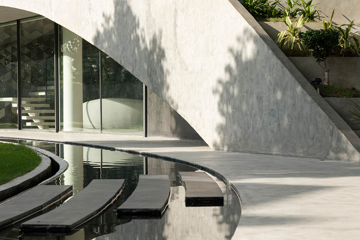 Sweeping concrete roof terrace forms private villa by Studio Symbiosis in India