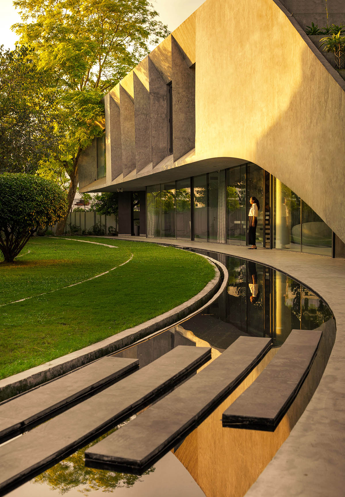 Sweeping concrete roof terrace forms private villa by Studio Symbiosis in India