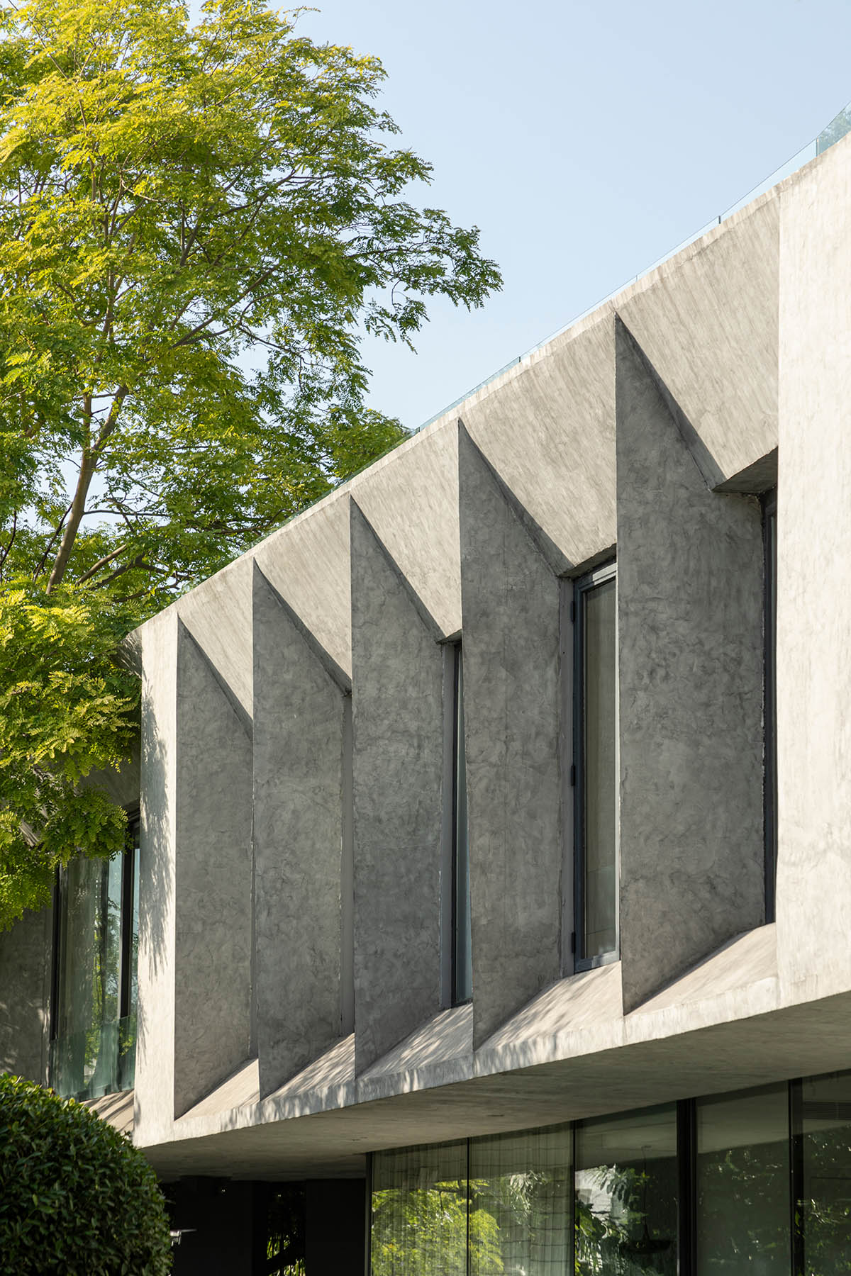 Sweeping concrete roof terrace forms private villa by Studio Symbiosis in India
