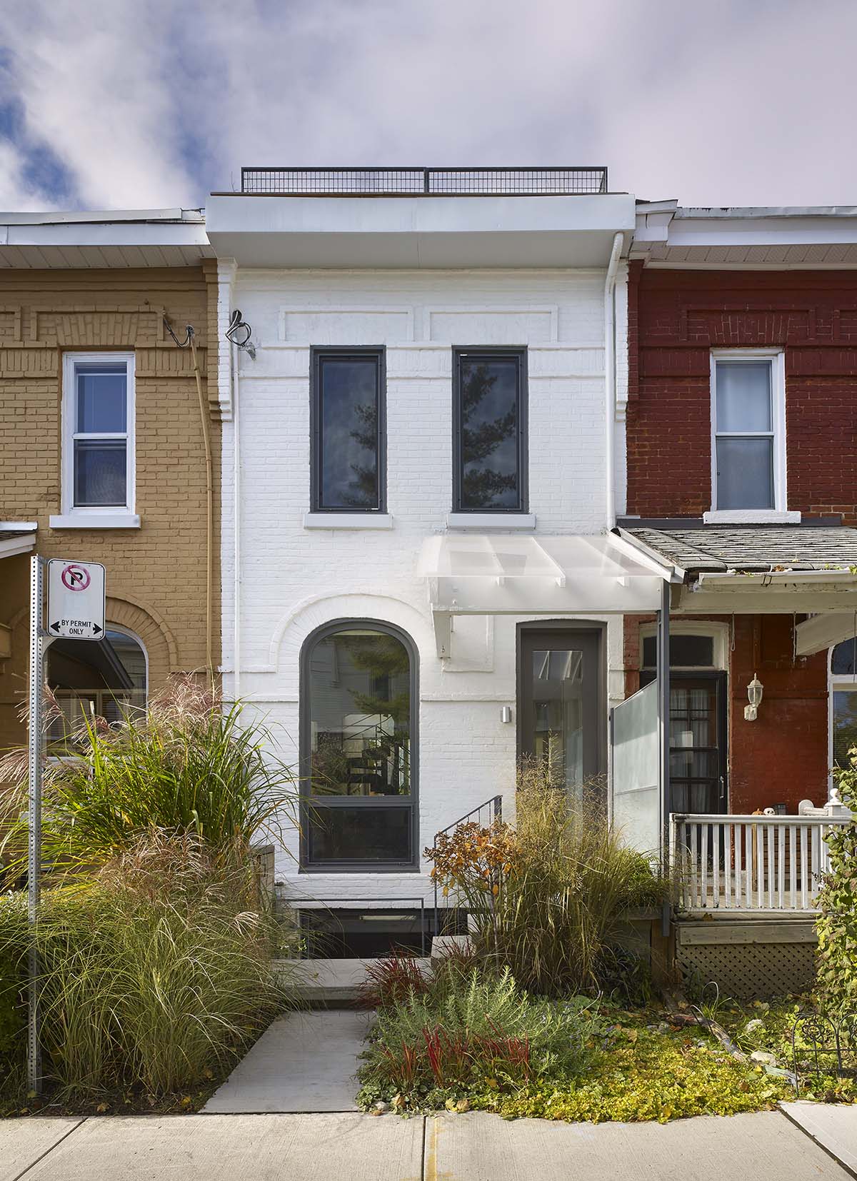 Aleph-Bau breaks Toronto’s row houses monotony with an unseen rooftop