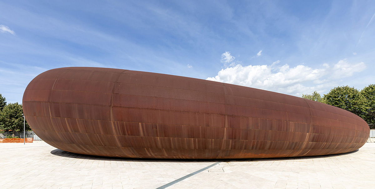 Anish Kapoor designed smooth and rim-like entrance for Naples subway station 