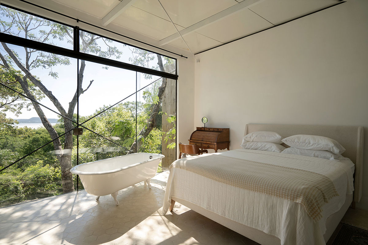 Javier Corval&aacute;n + Laboratorio de Arquitectura designs periscope-like house in Paraguay 