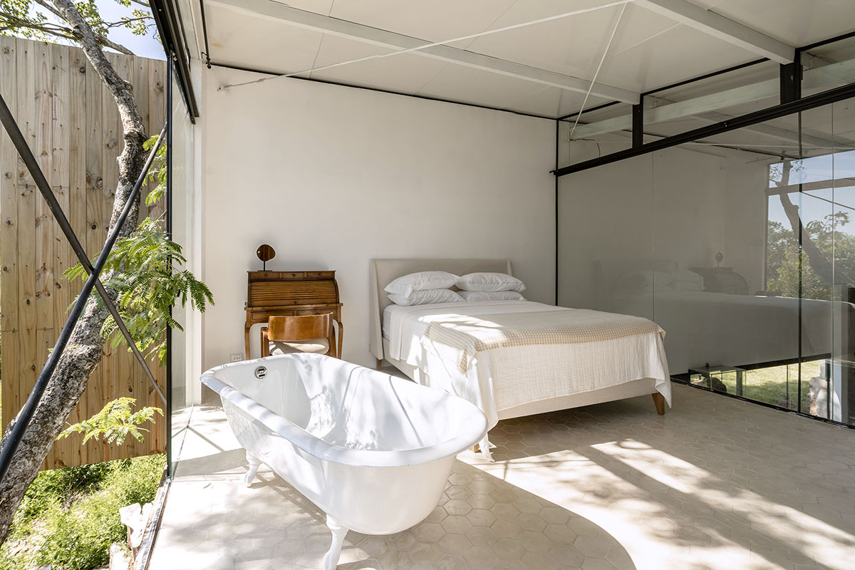 Javier Corval&aacute;n + Laboratorio de Arquitectura designs periscope-like house in Paraguay 