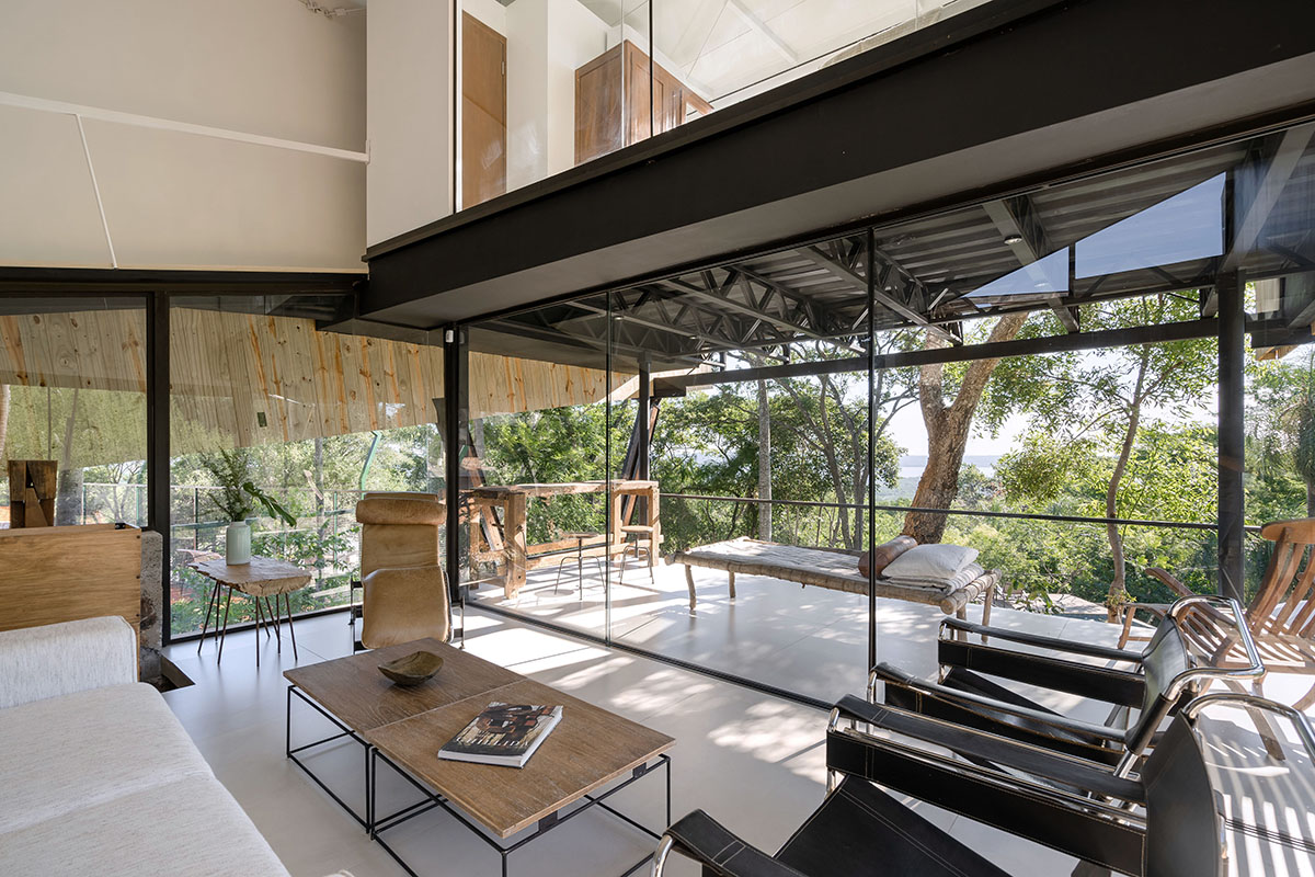 Javier Corval&aacute;n + Laboratorio de Arquitectura designs periscope-like house in Paraguay 