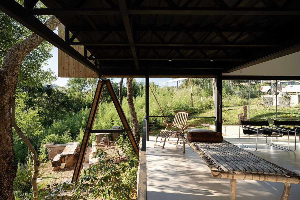 Javier Corval&aacute;n + Laboratorio de Arquitectura designs periscope-like house in Paraguay 