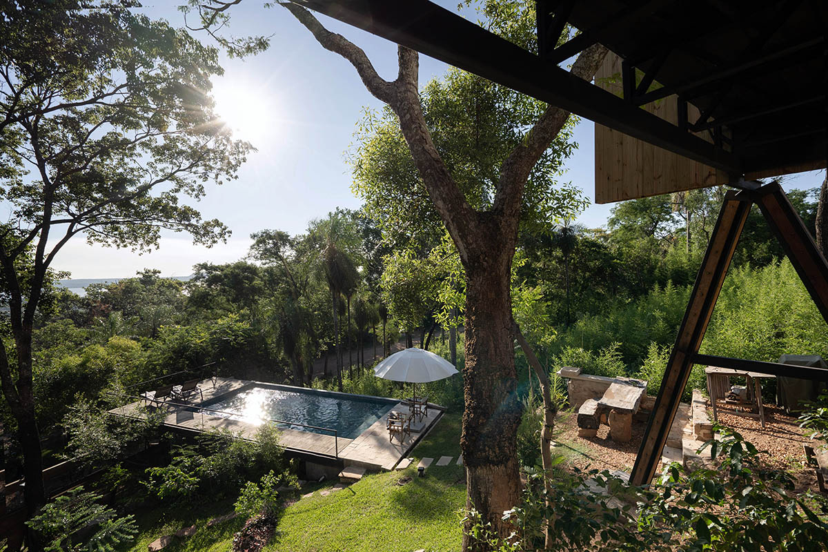 Javier Corval&aacute;n + Laboratorio de Arquitectura designs periscope-like house in Paraguay 