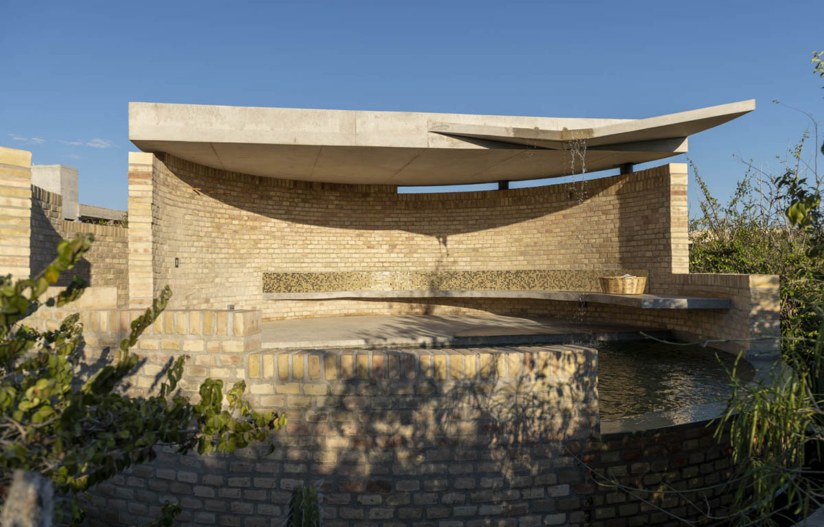 Taller de Arquitectura X / Alberto Kalach built sand-colored brick hotel within Mexican landscape