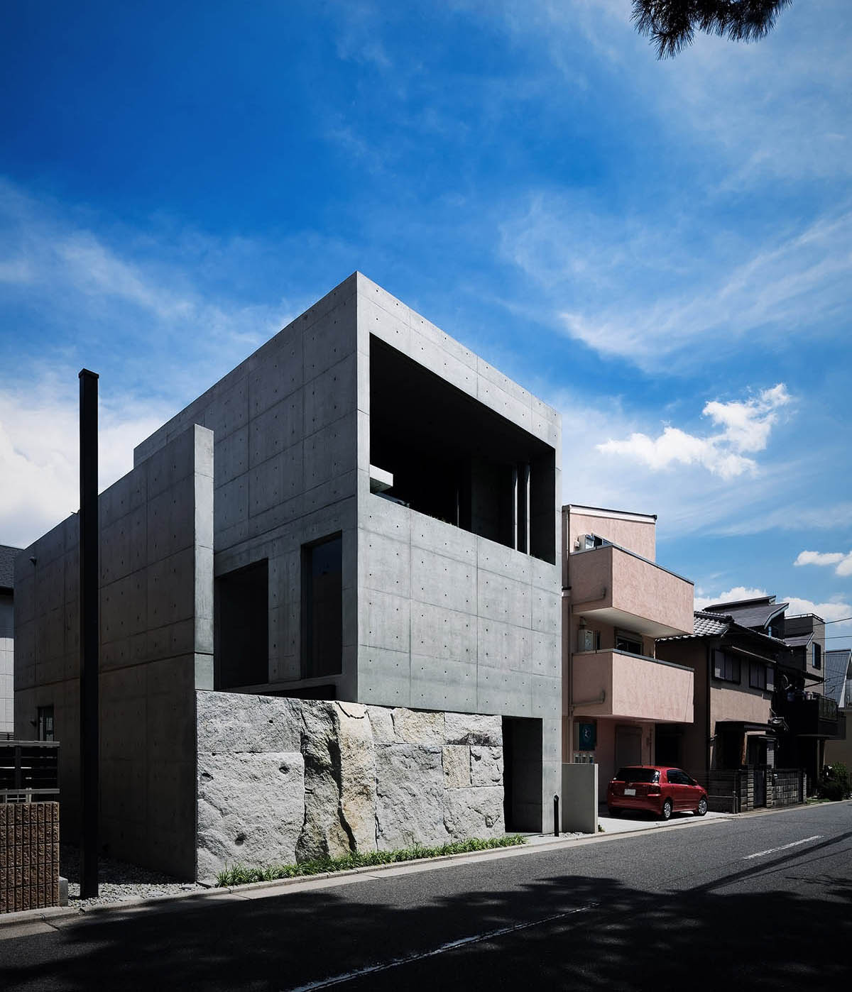Gosize combines its office and residence on a natural stone base in Japan