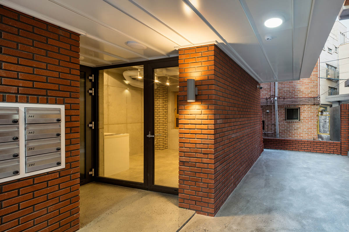 2m2 architects designed clay brick Sista House with inclined roof on narrow lot in Seoul