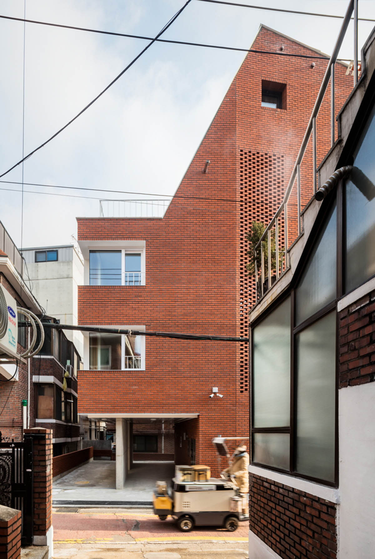 2m2 architects designed clay brick Sista House with inclined roof on narrow lot in Seoul