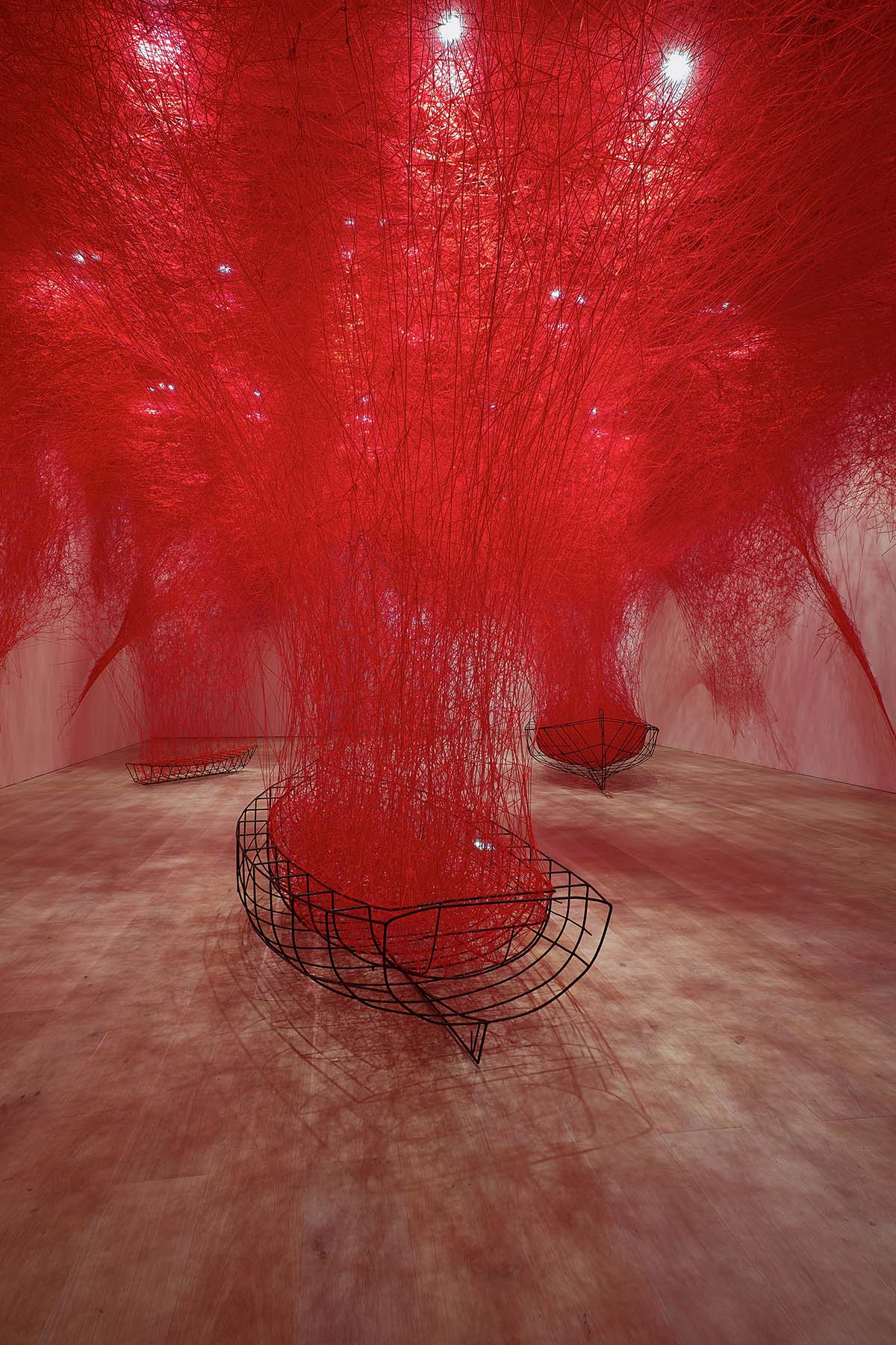 Artist Chiharu Shiota fills exhibition rooms of GOMA with intricately woven black and red threads 